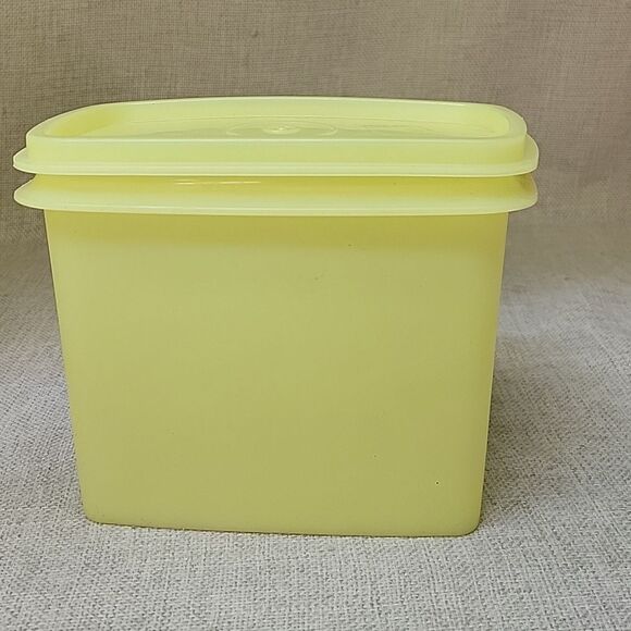2 Tupperware Containers Yellow - Picture 5 of 7